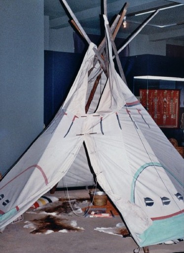 11 Die Replik des 1886er Tipis in der Dauerausstellung